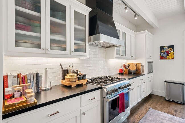 Building Photo - Beautifully Appointed 7-Bedroom Home with Lush Garden Setting in Palo Alto