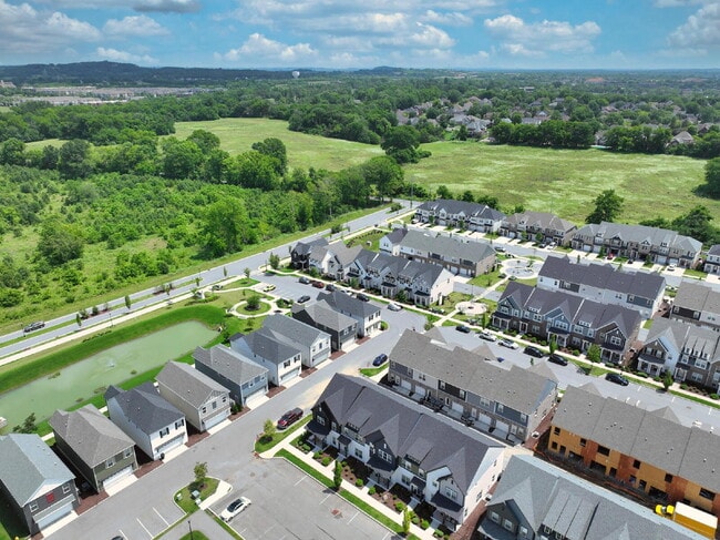 Building Photo - Like-New Modern Townhome Near Dining, Shopping, Trails & Old Hickory Lake