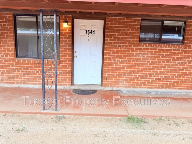 Building Photo - 1644 N Beverly Ave