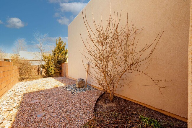 Building Photo - UNFURNISHED Gorgeous 2 Bedroom Home in Ran...
