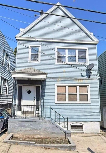 Primary Photo - 329 Columbia Ave