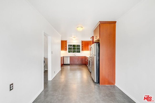 Building Photo - 7854 Goll Ave