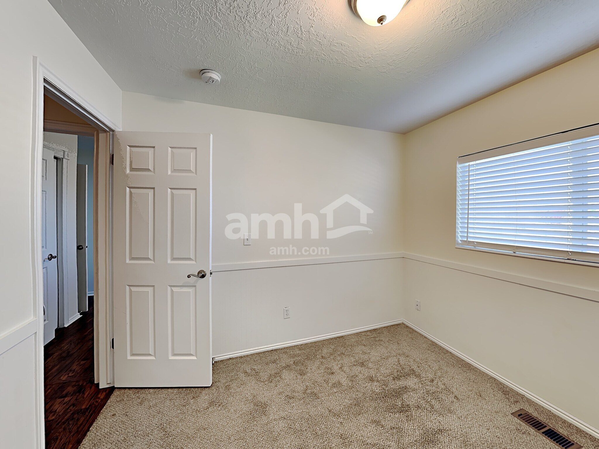 Building Photo - 5069 S Vista Dr