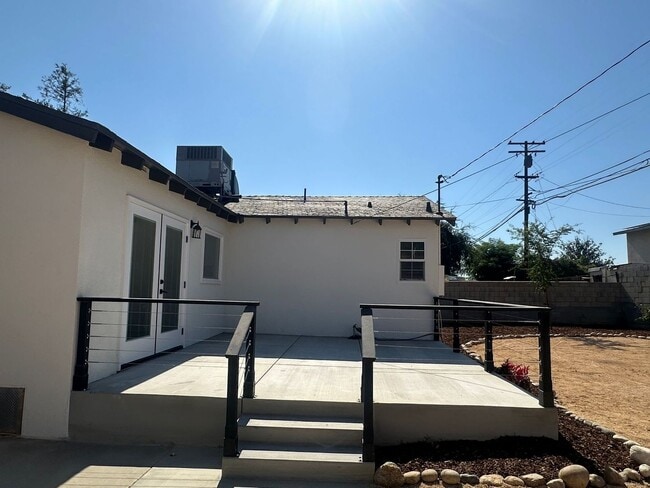 Building Photo - 3+2 RENOVATED W/Drive-Through Garage!