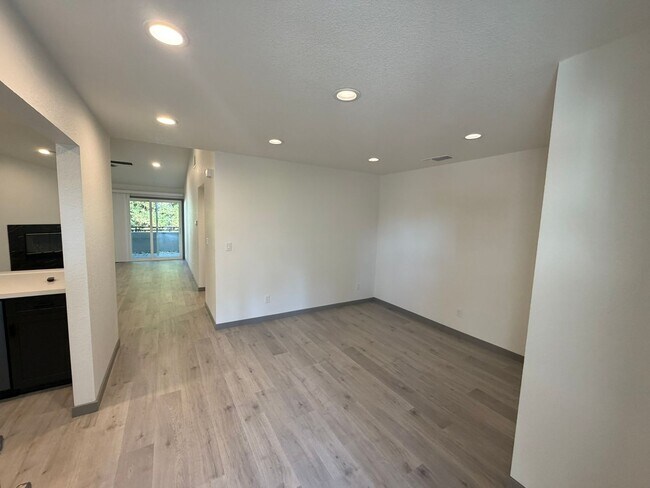 Building Photo - 7330 Stratford Pl