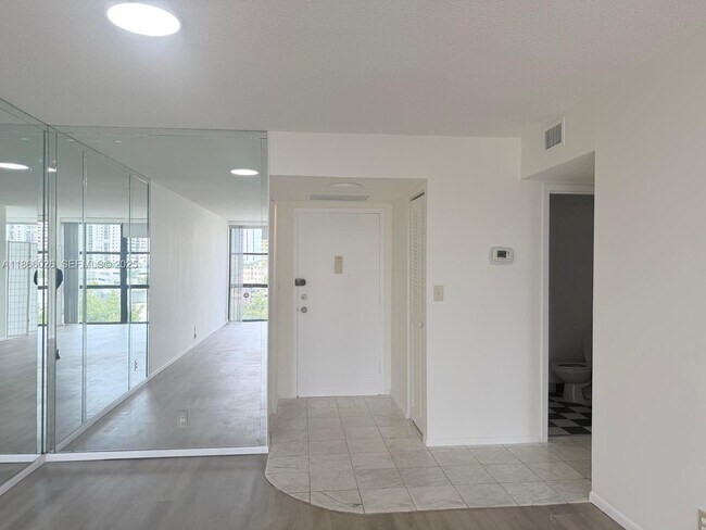 Building Photo - 800 Parkview Dr