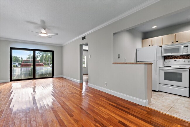 Building Photo - 140 Cypress Club Dr