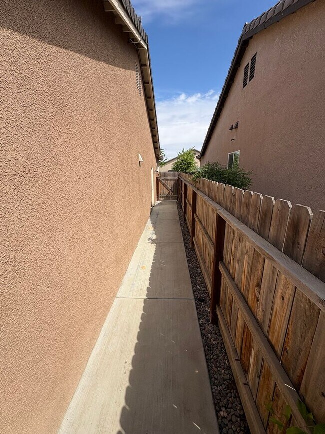 Building Photo - SE Visalia home Available Now!