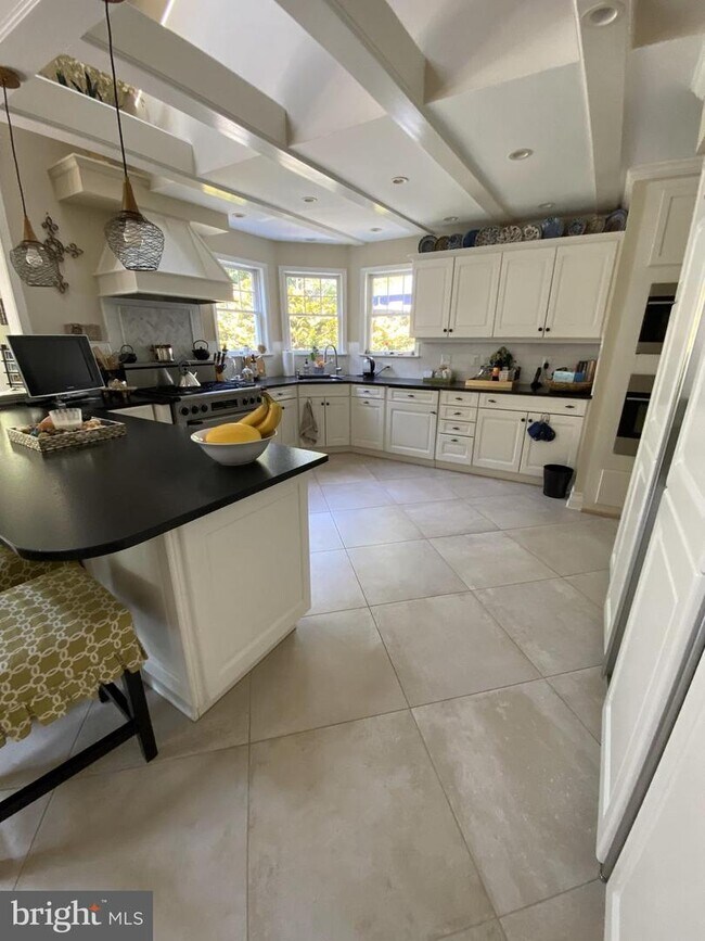 Building Photo - 6 Linden Ln