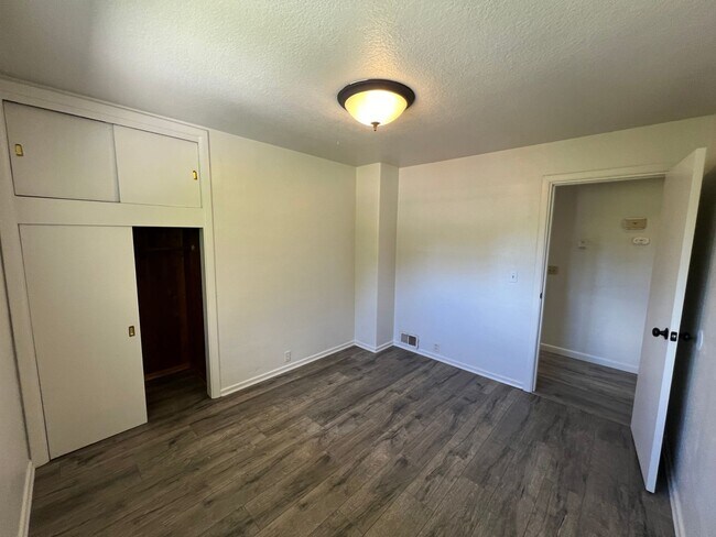 Building Photo - Bremerton Duplex