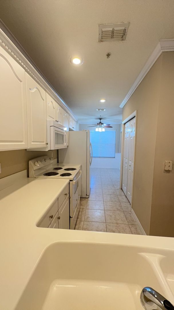 Building Photo - Adorable 2-bedroom, 2-bathroom 1st floor c...