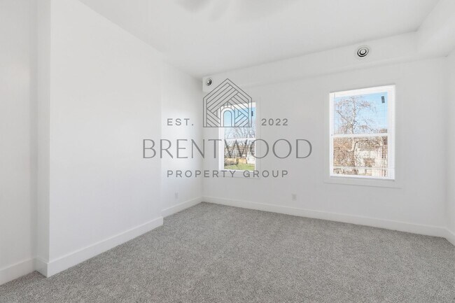 Building Photo - Contemporary 4bed/3bath with Private Yard