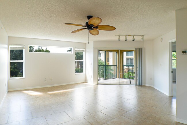 Building Photo - Charming 2 beds 2 baths condo, gated commu...