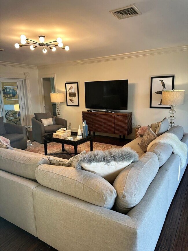 Building Photo - 1080 Walnut Terrace