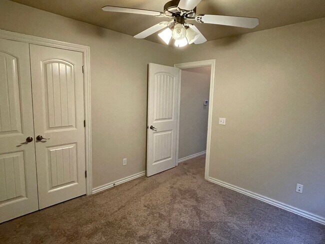Building Photo - Great 4 Bed In Edmond Schools!!