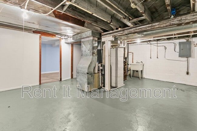 Building Photo - 3228 Fontenelle Blvd