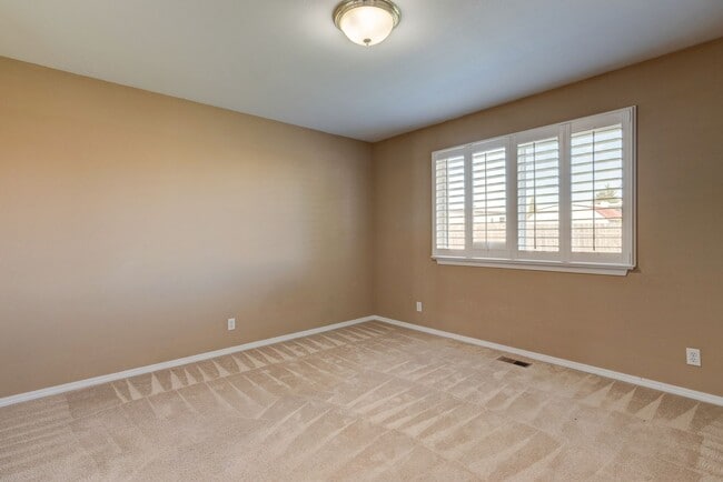 Building Photo - 3 Bedroom 2 Bath Home in Redwing