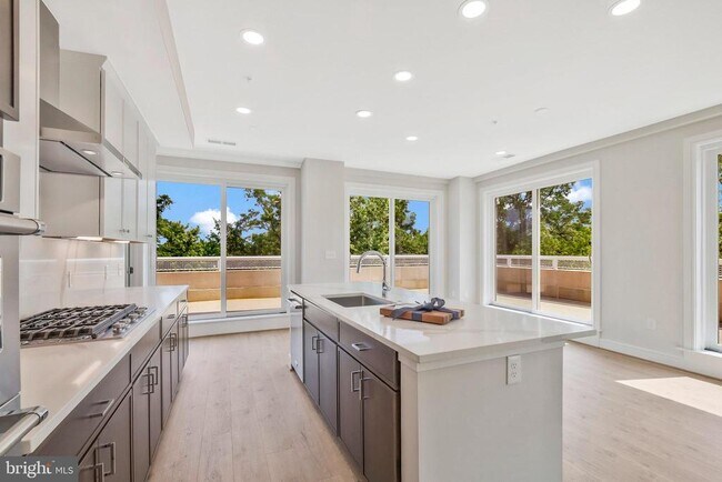 Building Photo - 635 Slaters Ln