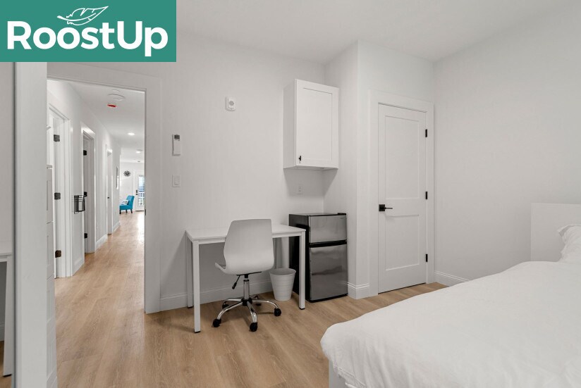 Building Photo - RoostUp Furnished Private Bedroom with Pri...