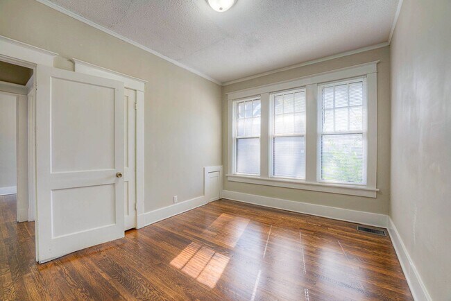 Building Photo - Gorgeous, renovated Midtown 3/1.