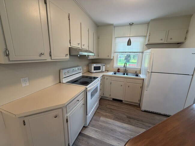 Building Photo - Newly Remodeled