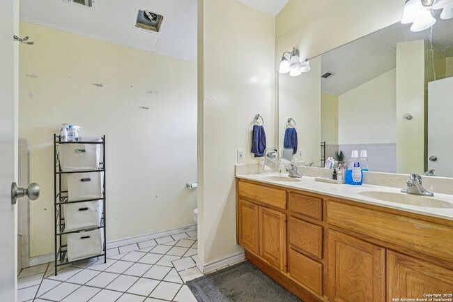 Building Photo - 2709 W Craig Pl