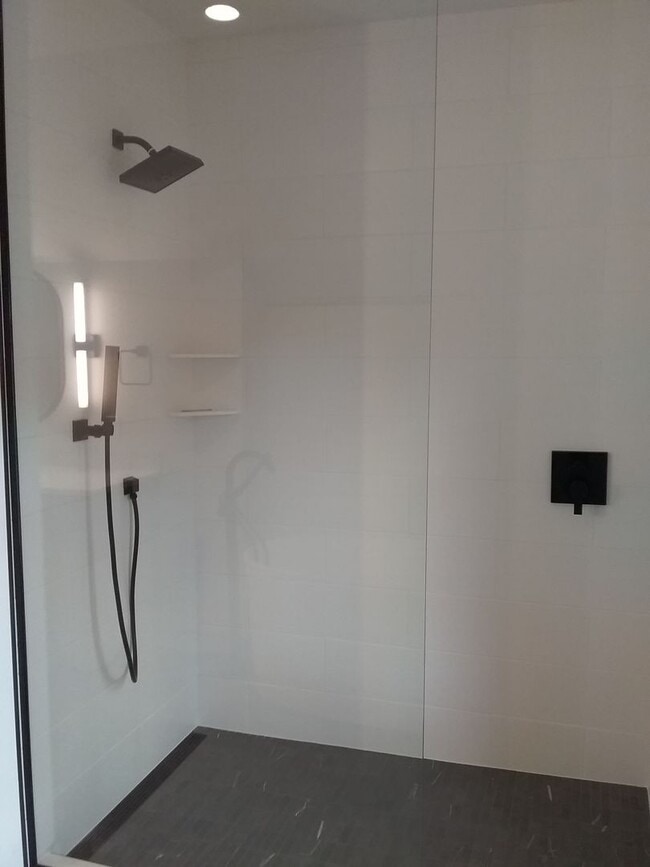 Building Photo - Completely remodeled 3 bed 2.5 bath single...