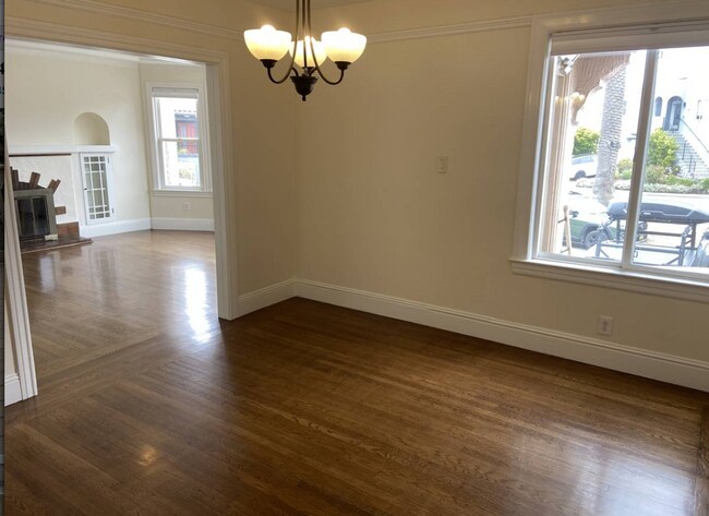 Building Photo - Top Floor Remodeled 2BD/1BA Flat Available Now!