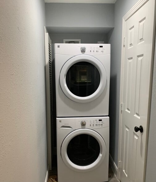 Building Photo - 1900 Peach Ave