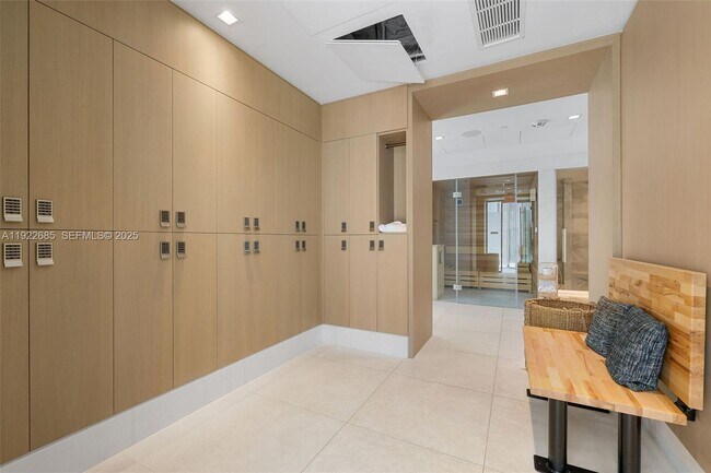 Building Photo - 700 NE 26th Terrace