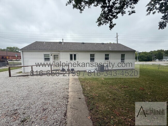 Building Photo - Spacious Gladstone Ranch!