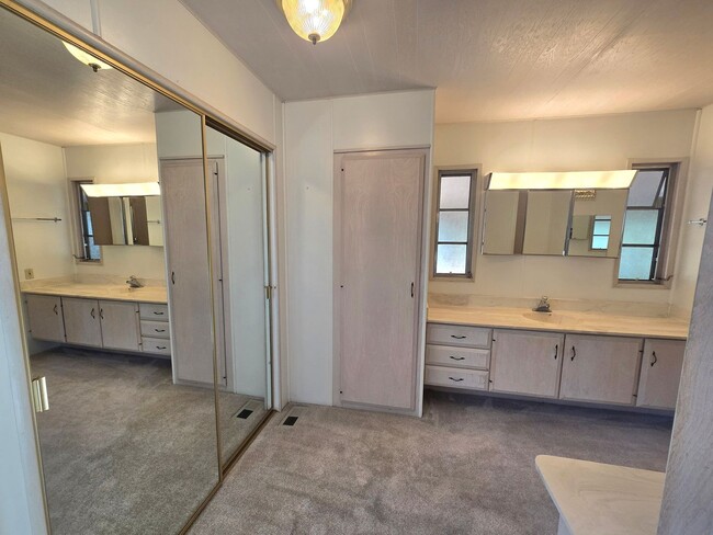 Building Photo - Light and Airy 2 Bedroom 2 Bath In Heather Glen Estates