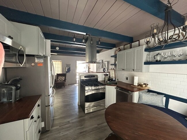 Building Photo - 3 bed / 2 bath furnished home.  6 month rental