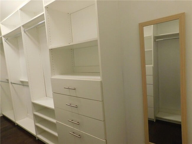 Building Photo - 330 La Perla Dr