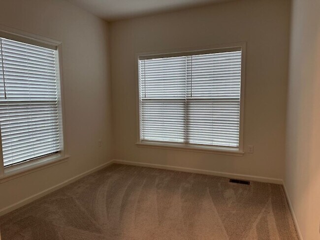 Building Photo - 7884 Oakbrook Dr