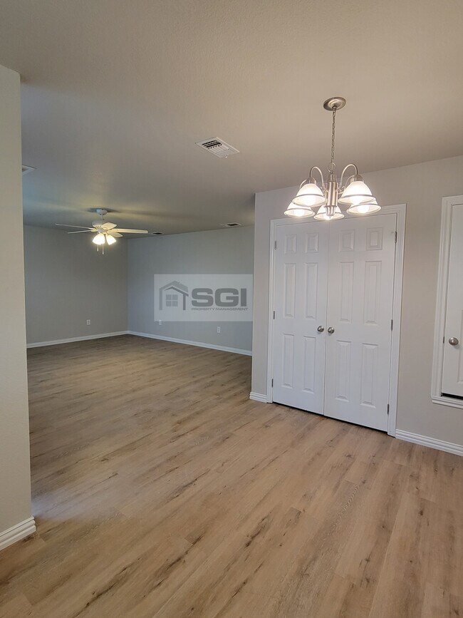 Building Photo - 3602 Mandy Dr