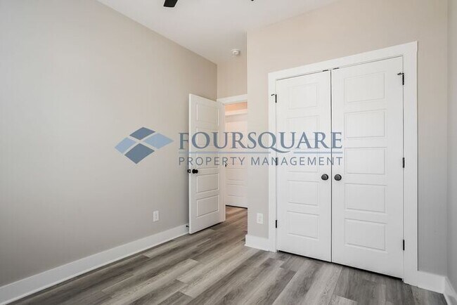 Building Photo - Townhome | Washer/Dryer Included | Back Pa...