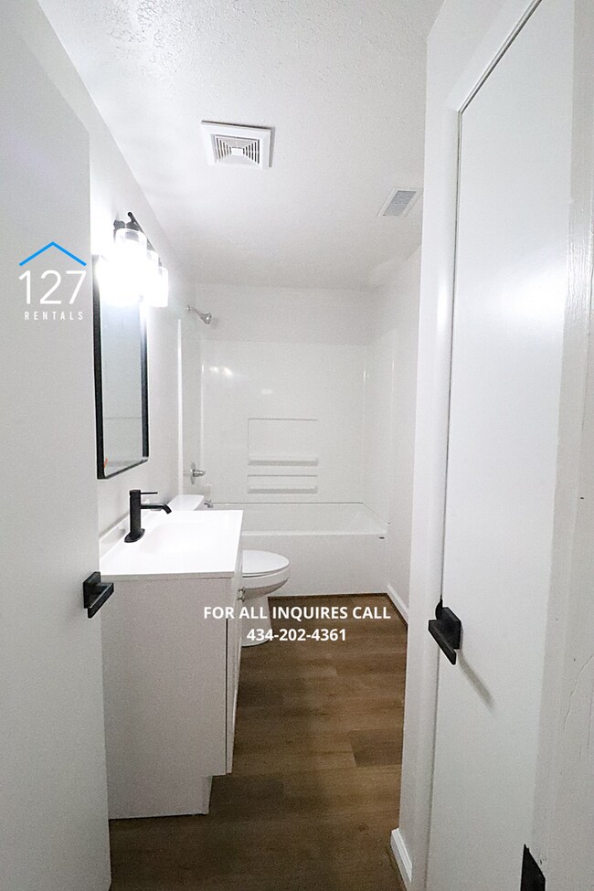 Building Photo - Fully Renovated 2-Bedroom Apartment in Convenient Location!