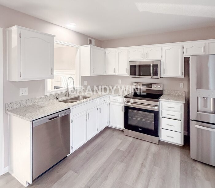 Building Photo - 918 SE Kingscross Rd