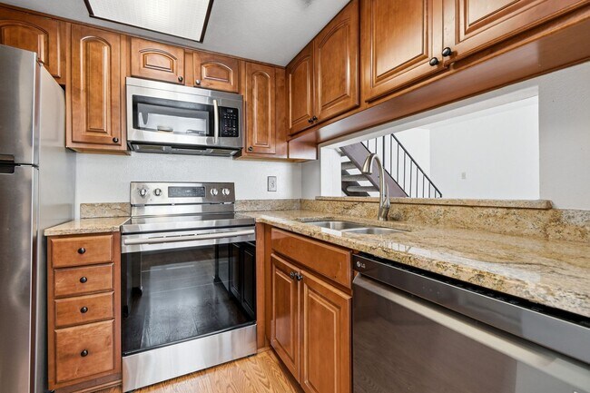 Building Photo - 2 Bed / 2 Bath Townhome in Denver