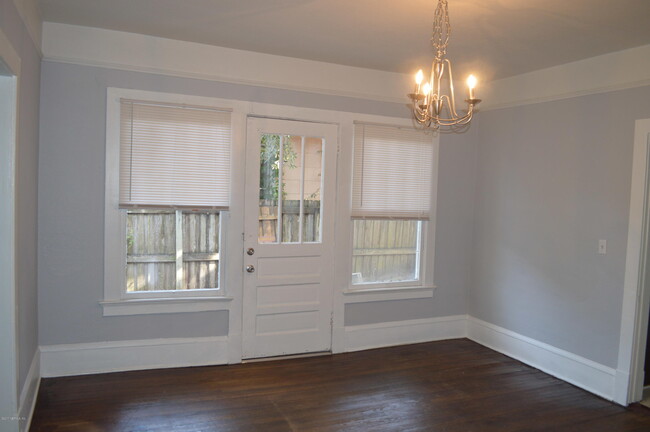 Building Photo - 2536 Phyllis St