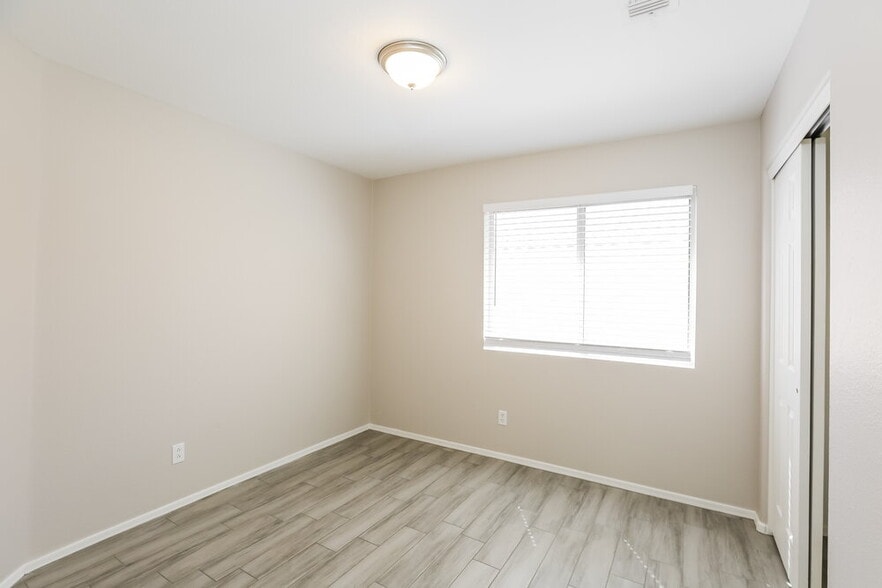 Building Photo - 9243 E Carmel Ave