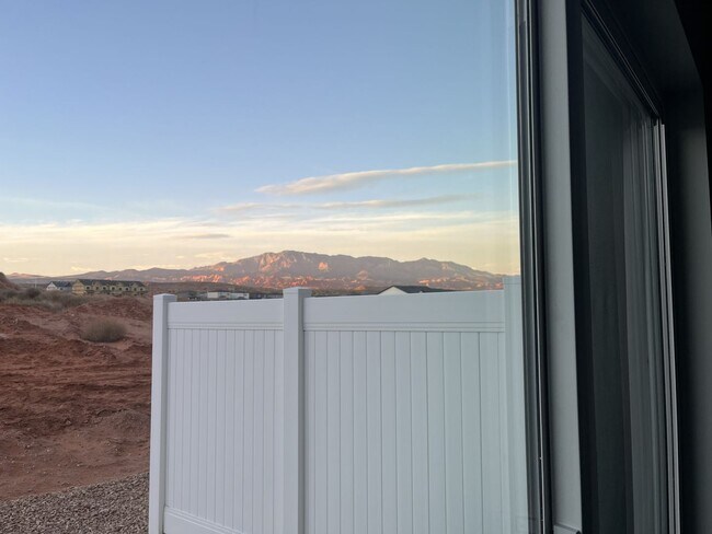 Building Photo - Beautiful 3 Bed Townhome with Amazing Amenities! 6 Month Lease