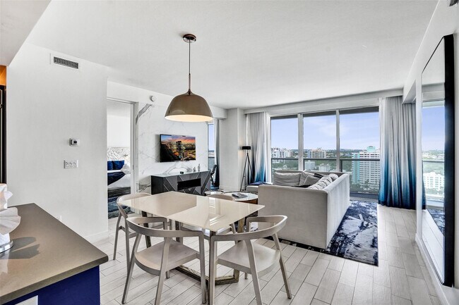 Building Photo - 3101 Bayshore Dr