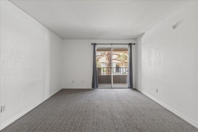 Building Photo - Beautiful 1 Bedroom 1 Bath Condo - Move In...