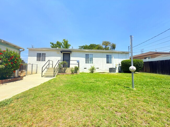 Building Photo - 4-Bedroom Home with Expansive Backyard in ...