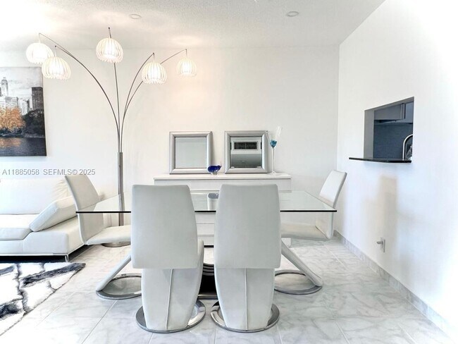 Building Photo - 5051 W Oakland Park Blvd