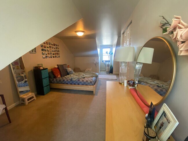 Building Photo - 2 Bedroom Home on Pius St Available April 1- Parking included.  Central Air.  Washer and Dryer.