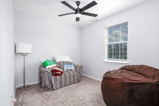Building Photo - Spacious 3BR Home with Flex Space, Large Backyard & Open Floor Plan