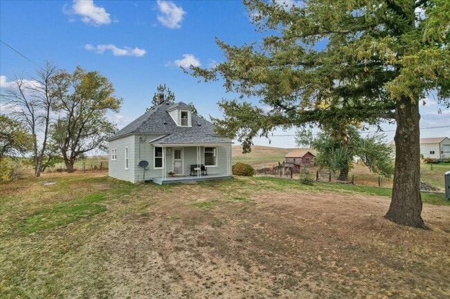 Building Photo - Charming Farmhouse in Fairfield